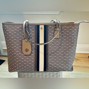 Gently used Tory Burch Gemini Link Large Tote Bag with zip closure.